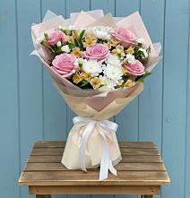 Букет цветов из:  Гвоздики, Орхидеи и Розы в Боголюбово