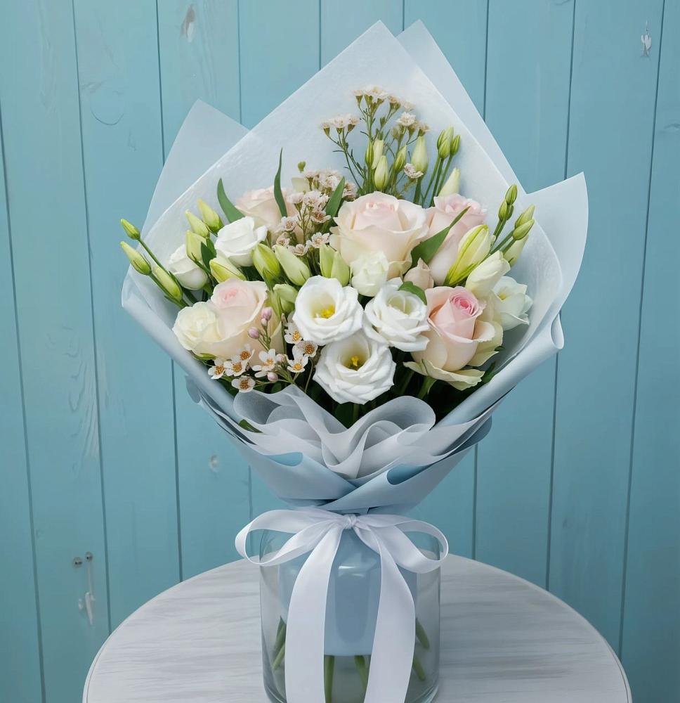 Букет цветов из: Розы и Лизиантусы в Боголюбово