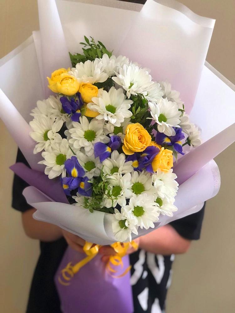 Букет цветов из: Ирисы, Хризантемы и Розы в Боголюбово