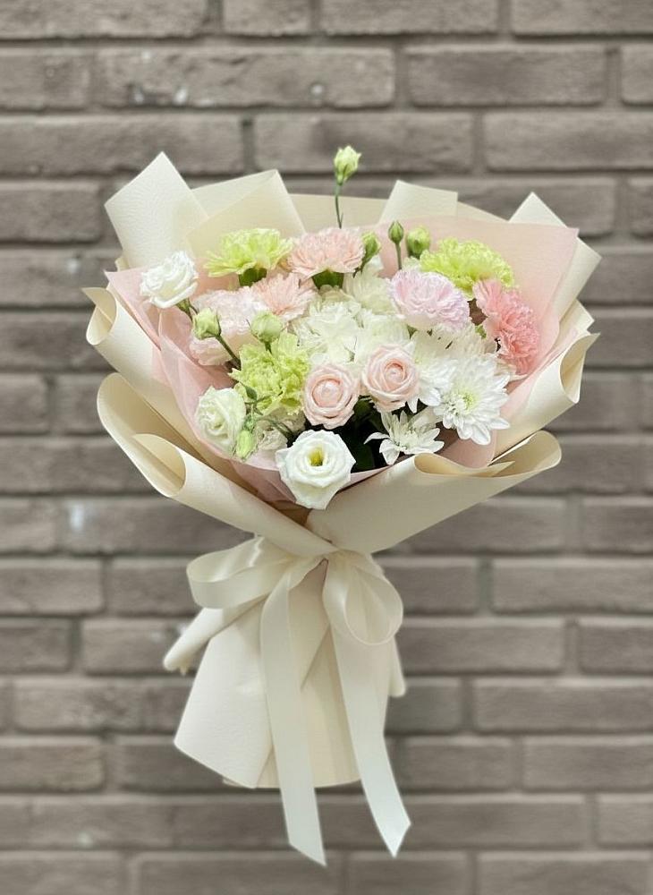 Букет цветов из: Гвоздики, Розы, Лизиантусы и Хризантемы в Боголюбово