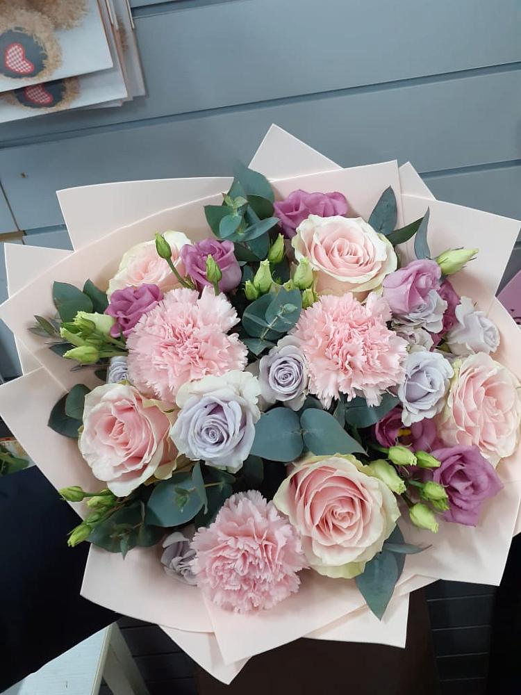 Букет цветов из: Розы, Гвоздики и Лизиантусы в Боголюбово