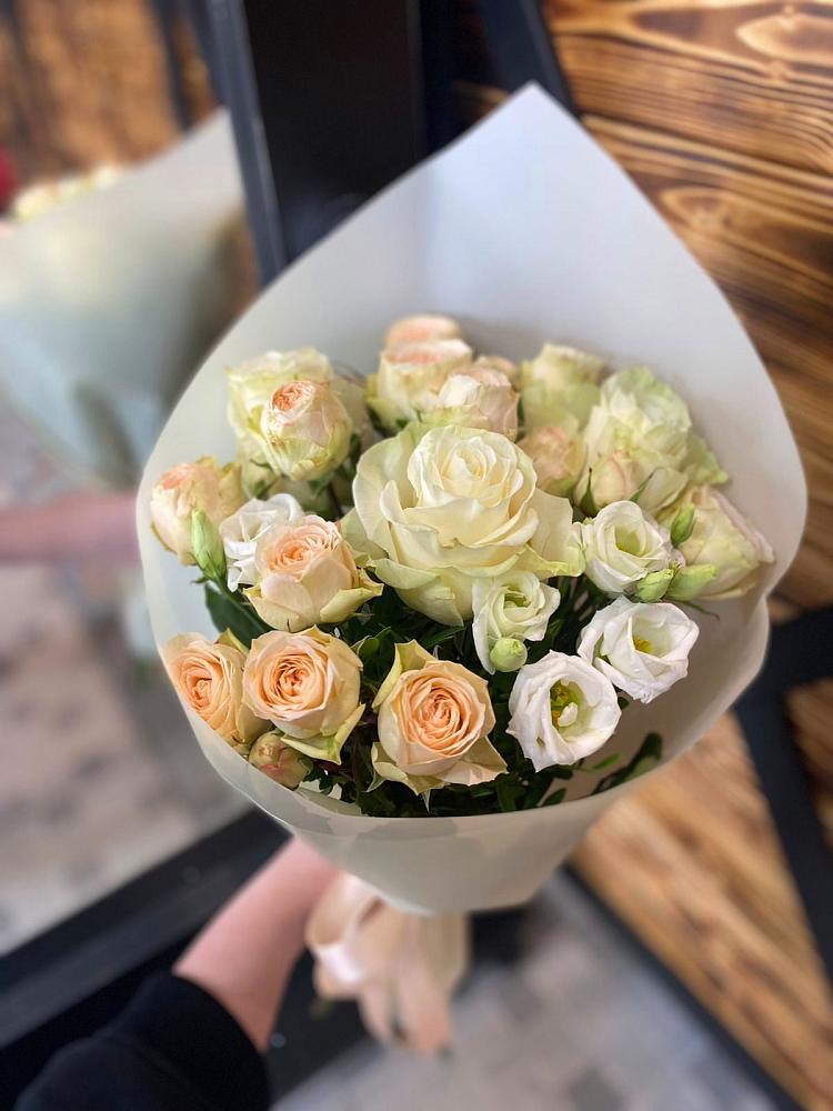 Букет цветов из: Розы и Лизиантусы в Боголюбово